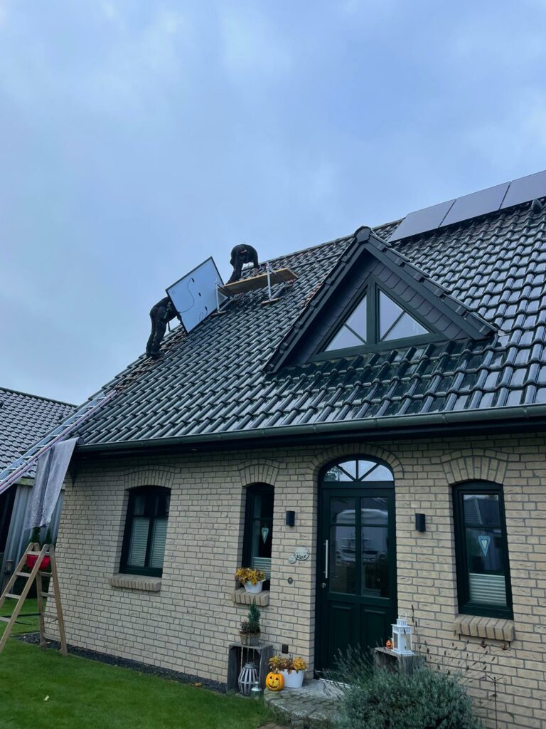 Photovoltaikanlage wird auf Dach installiert
